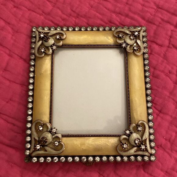 Elegant Cream and Silver Photo Frame - Picture 3 of 7
